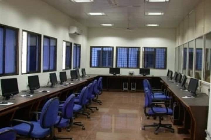 Smt NHL Municipal Medical College campus in Ahmedabad, Gujarat, India — photo 6