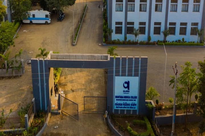 Shantabaa Medical College and General Hospital campus in Amreli, Gujarat, India — photo 3