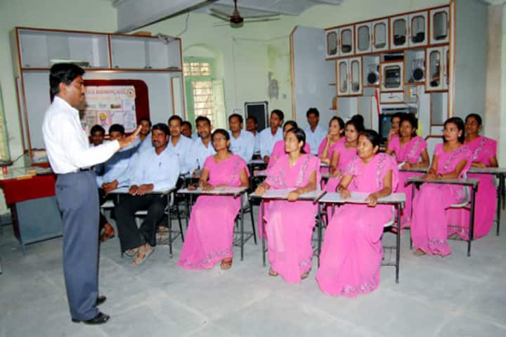 Shri Shivaji Shikshan Prasarak Mandal's College of Education campus in Solapur, Maharashtra, India — photo 2