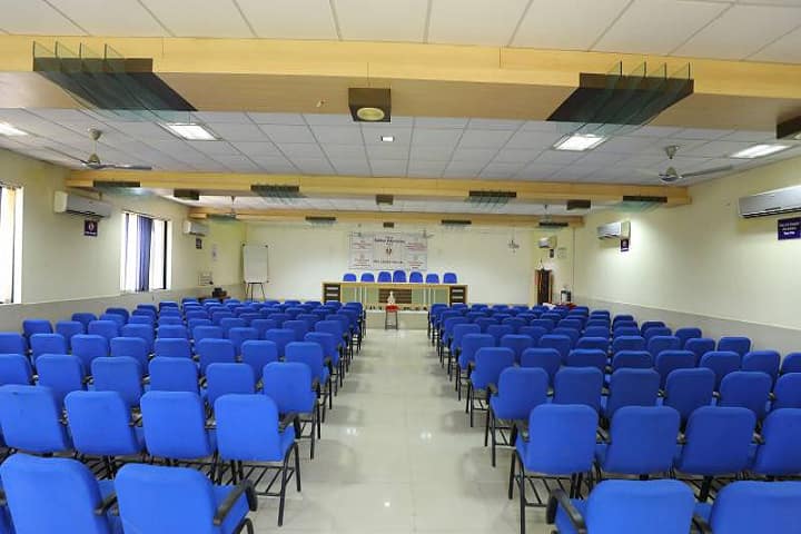 Shree Dhanvantary College of Post Graduate Business Management campus in Surat, Gujarat, India — photo 2