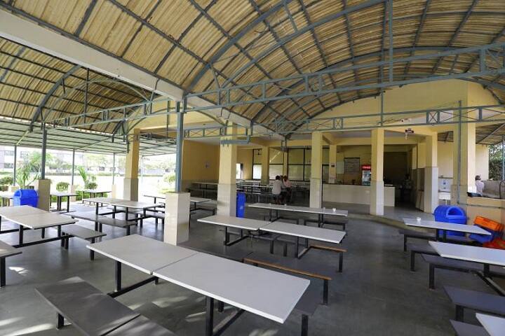 Shree Dhanvantary College of Post Graduate Business Management campus in Surat, Gujarat, India — photo 3