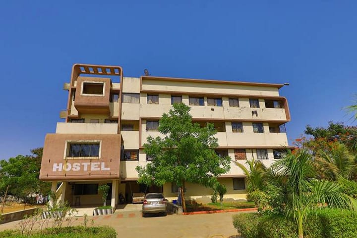 Shree Dhanvantary College of Post Graduate Business Management campus in Surat, Gujarat, India — photo 6