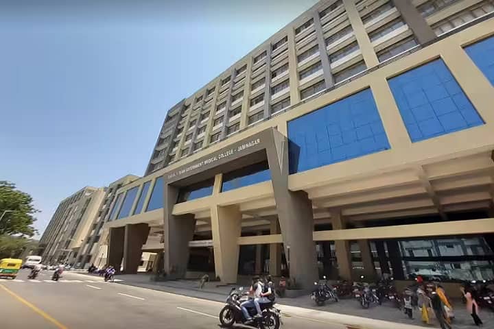 Shri MP Shah Government Medical College campus in Jamnagar, Gujarat, India — photo 1