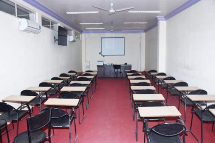 Shri Gulabrao Deokar College of Nursing campus in Jalgaon, Maharashtra, India — photo 4