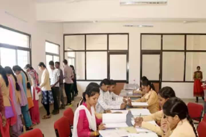 Rani Durgawati Government Post Graduate College campus in Mandla, Madhya Pradesh, India — photo 1