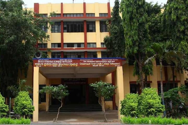 Smt Saraladevi Satheshchandra Agarwal Government First Grade College, Bellary campus in Ballari, Karnataka, India