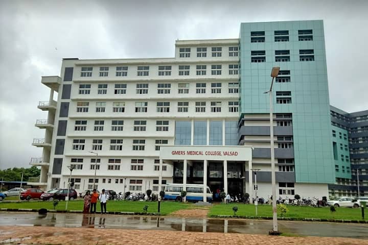 GMERS Medical College campus in Valsad, Gujarat, India — photo 1