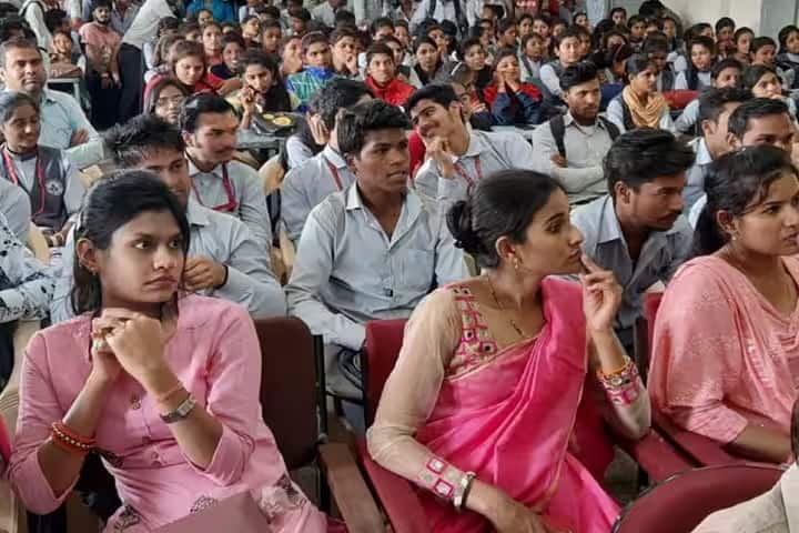 Government Mahatma Gandhi Memorial Post Graduate College, Itarsi campus in Itarsi, Madhya Pradesh, India