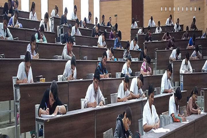 GMERS Medical College and Hospital campus in Gandhinagar, Gujarat, India — photo 4