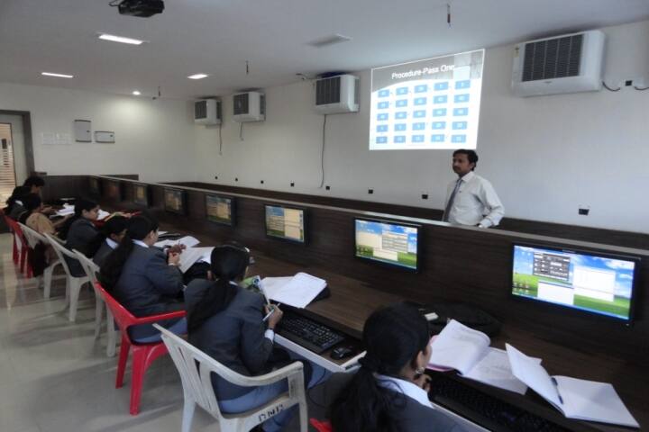 Smt Kumudben Darbar College of Commerce campus in Vijayapura, Karnataka, India — photo 3