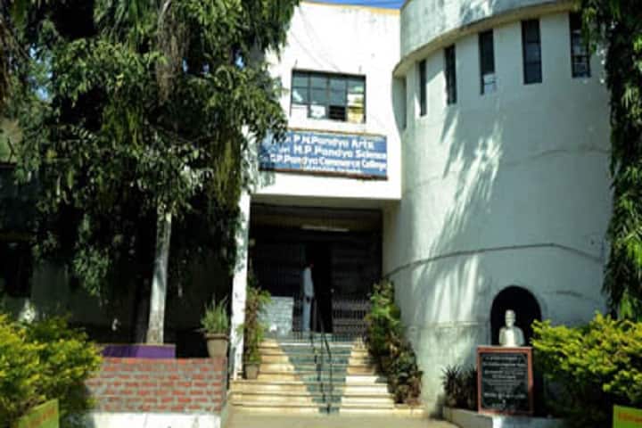 UKV Mahila Arts and Home Science College campus in Keshod, Gujarat, India — photo 1