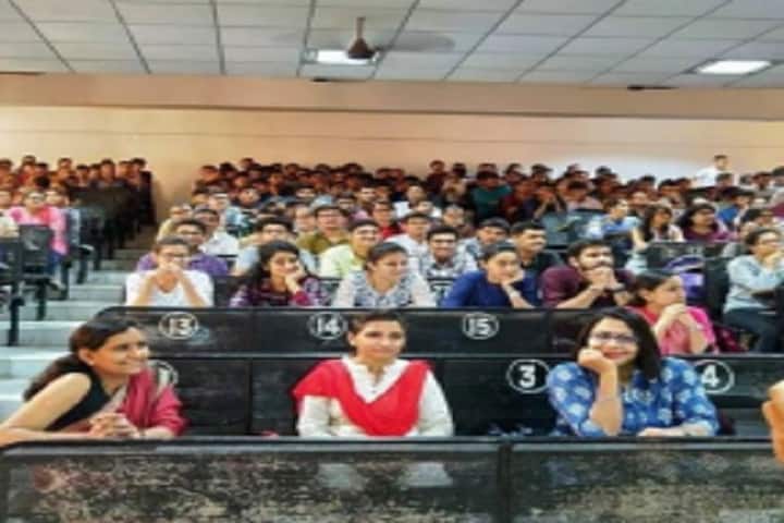 CU Shah Medical College and Hospital campus in Surendranagar, Gujarat, India — photo 5