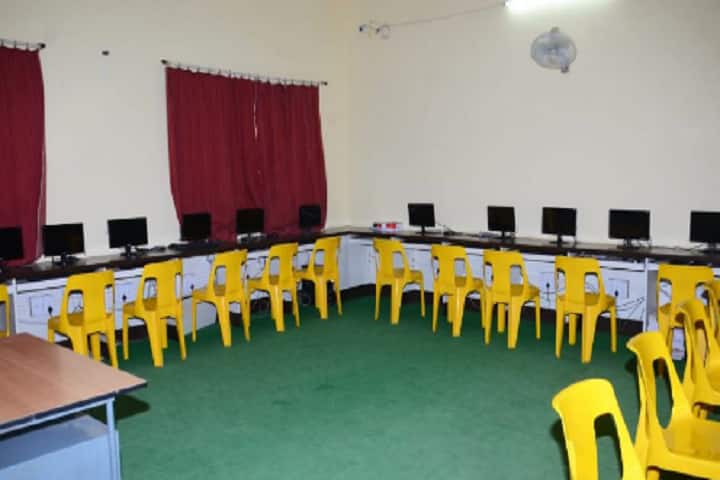 Vasundhara Kala Mahavidyalaya campus in Solapur, Maharashtra, India — photo 3