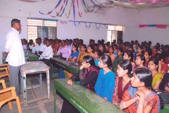 Smt Rudramba MP Prakash Government First Grade College campus in Hoovina Hadagali, Karnataka, India — photo 2