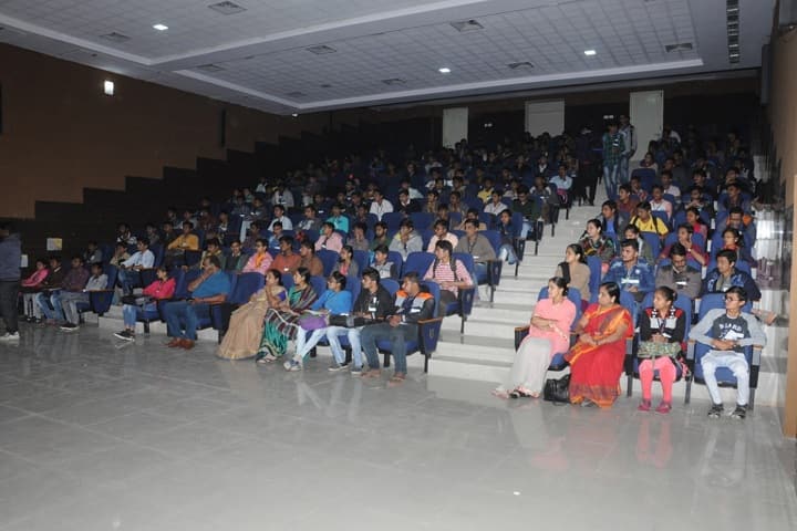 MJ College of Commerce campus in Bhavnagar, Gujarat, India — photo 1