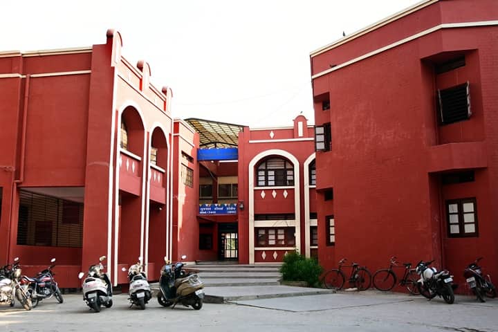 Gujarat Commerce College campus in Ahmedabad, Gujarat, India — photo 1
