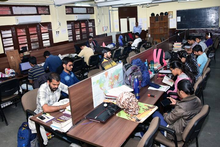 Gujarat Commerce College campus in Ahmedabad, Gujarat, India — photo 6