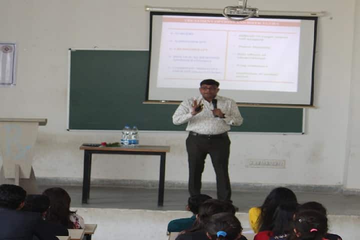 Dr Subhash Science College campus in Junagadh, Gujarat, India — photo 5