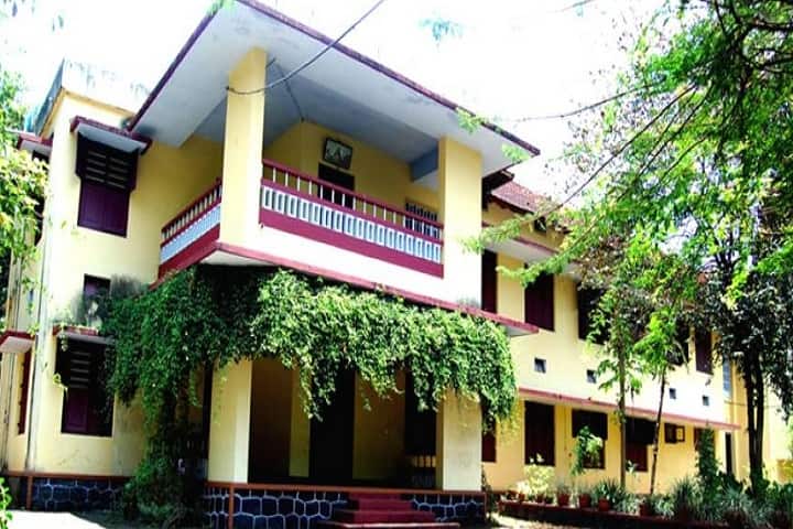 Bishop Kurialacherry College For Women campus in Mannanam, Kerala, India — photo 3
