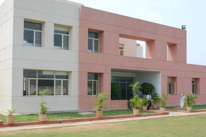 AVP PG Mahila College campus in Lalsot, Rajasthan, India — photo 1