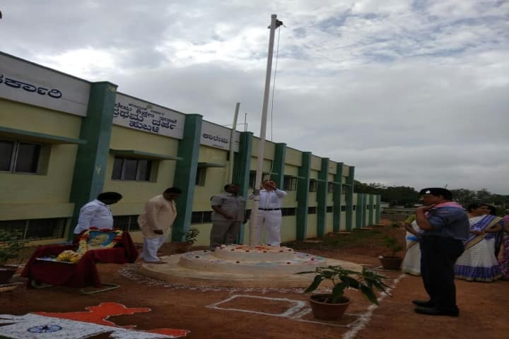 Government First Grade College campus in Hubli, Karnataka, India — photo 4
