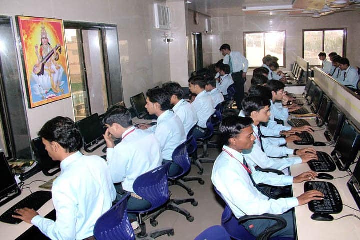 Shri VJ Modha College campus in Porbandar, Gujarat, India — photo 4