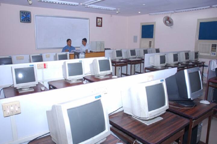 Popatlal Dhanjibhai Malaviya College of Commerce campus in Rajkot, Gujarat, India — photo 3