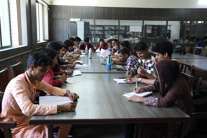 Pune Vidyarthi Grihas College of Science and Technology campus in Mumbai City, Maharashtra, India — photo 5