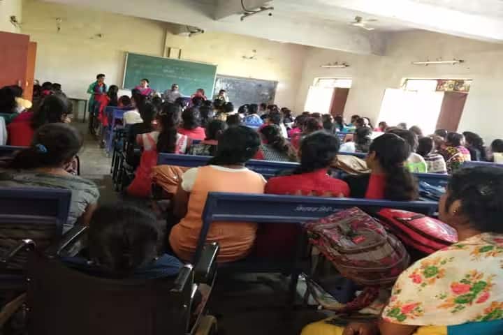Makhanlal Chaturvedi Government Girls PG College campus in Khandwa, Madhya Pradesh, India — photo 2