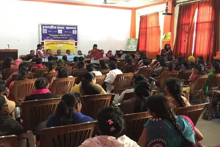 Makhanlal Chaturvedi Government Girls PG College campus in Khandwa, Madhya Pradesh, India — photo 5