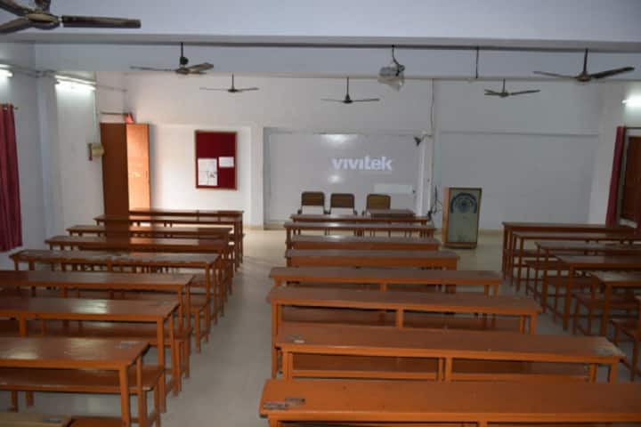 Sadanlal Sanwaldas Khanna Girls Degree College campus in Allahabad, Uttar Pradesh, India — photo 4