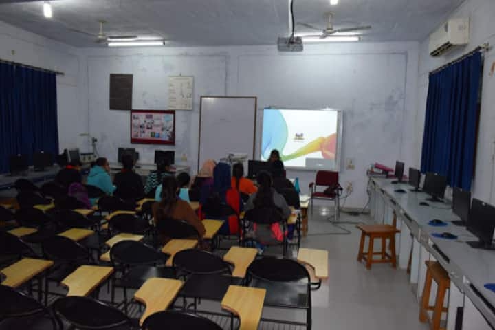 Sadanlal Sanwaldas Khanna Girls Degree College campus in Allahabad, Uttar Pradesh, India — photo 6