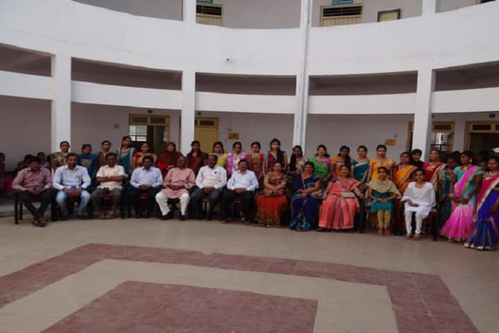 Smt Sushiladevi Deshmukh Mahila Mahavidyalaya campus in Latur, Maharashtra, India — photo 1