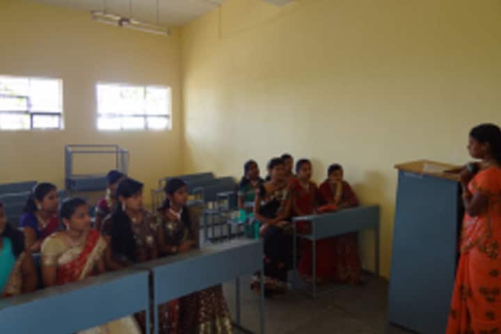 Smt Sushiladevi Deshmukh Mahila Mahavidyalaya campus in Latur, Maharashtra, India — photo 2