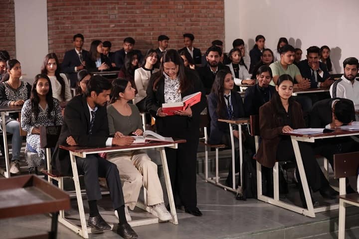 Vivek University campus in Bijnor, Uttar Pradesh, India — photo 1