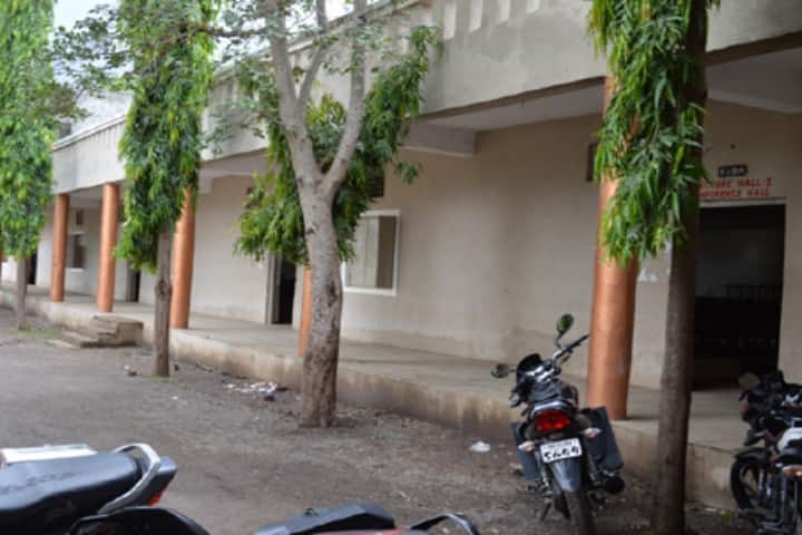 Rani Laxmibai Mahavidyalaya campus in Parola, Maharashtra, India — photo 2