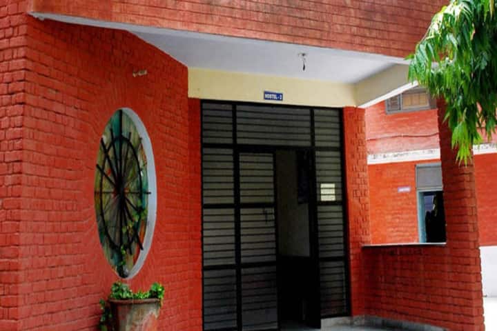 Ginni Devi Modi Girls PG College campus in Modinagar, Uttar Pradesh, India — photo 5