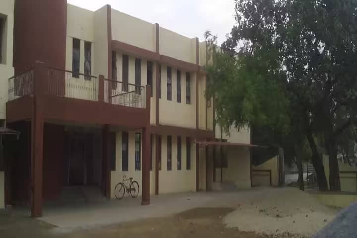 Government Jajvalyadev Naveen Girls College campus in Janjgir, Chhattisgarh, India — photo 2