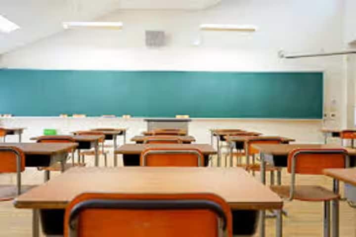 Shri Pandurang Shikshan Prasarak Mandal Sanchalit Uma Mahavidyalaya campus in Solapur, Maharashtra, India — photo 2