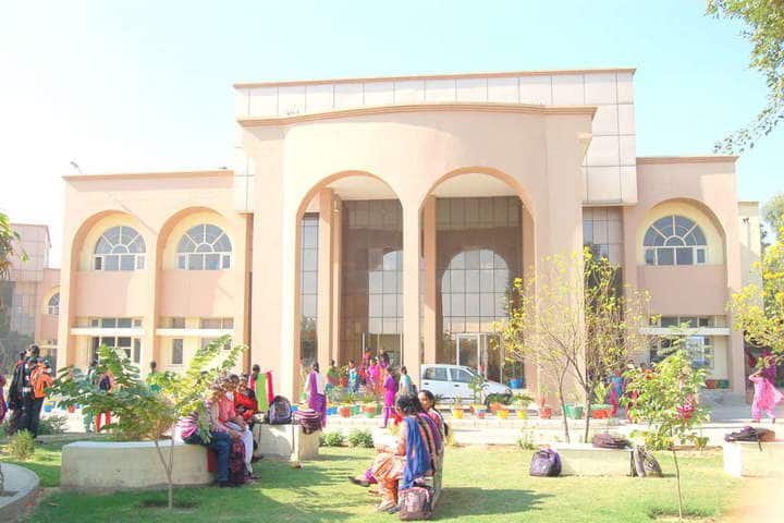 Guru Gobind Singh Girls College campus in Malout, Punjab, India — photo 1