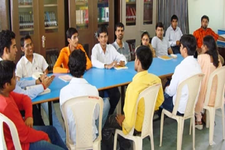 Takshashila College campus in Vadodara, Gujarat, India — photo 4