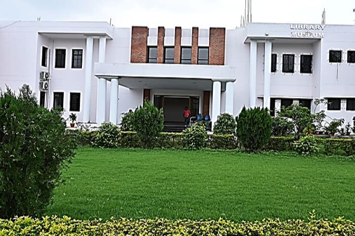 Iswar Saran Degree College campus in Allahabad, Uttar Pradesh, India — photo 5