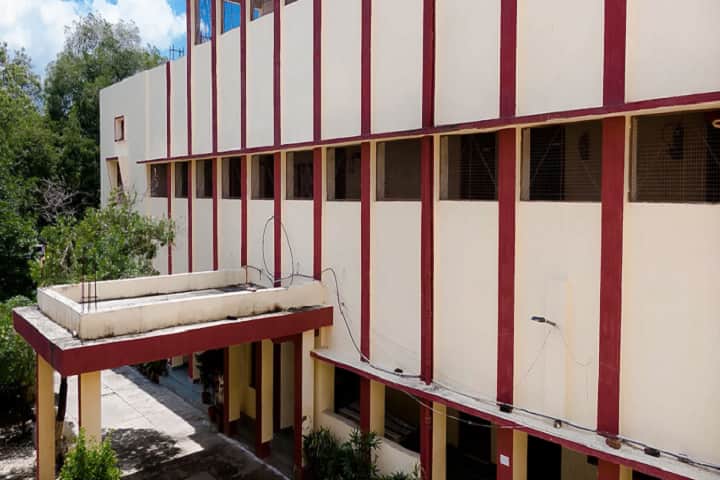 Jagat Taran Girls Degree College campus in Allahabad, Uttar Pradesh, India — photo 1