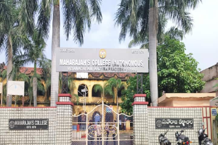 Maharajahs College for Women campus in Vizianagaram, Andhra Pradesh, India — photo 1