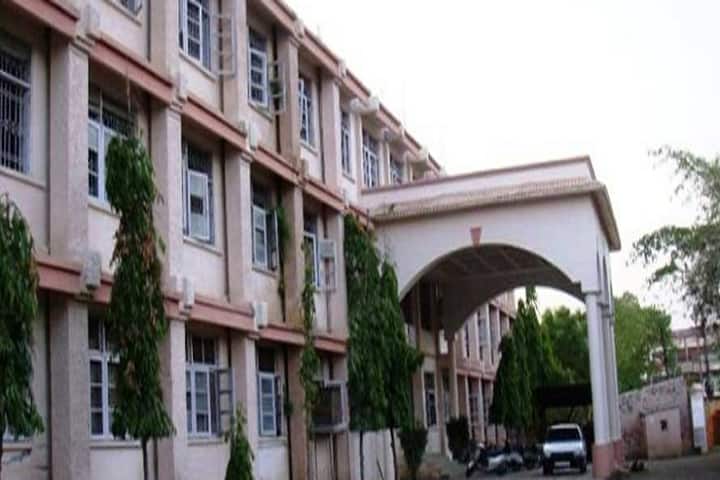 Sri Guru Tegh Bahadur Khalsa College campus in Jabalpur, Madhya Pradesh, India — photo 1