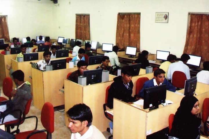 Shri HS Shah College Of Commerce campus in Modasa, Gujarat, India — photo 4