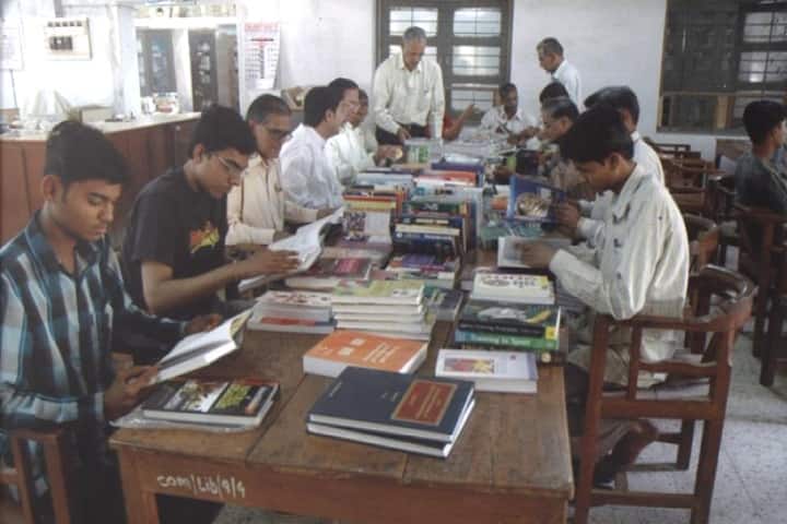 Shri HS Shah College Of Commerce campus in Modasa, Gujarat, India — photo 5