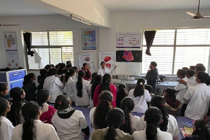 Sardar Ayurved College and Hospital campus in Mehsana, Gujarat, India — photo 2