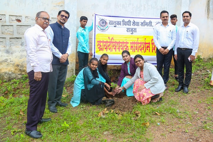 Adv Yadavrao Dhote Smruti Mahavidyalaya, Rajura campus in Rajura, Maharashtra, India