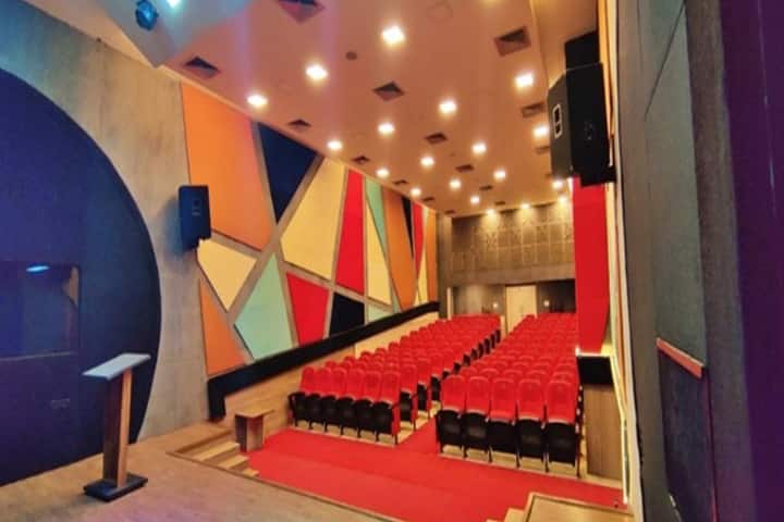 Shri Mahavir ROFEL College of Arts campus in Vapi, Gujarat, India — photo 2